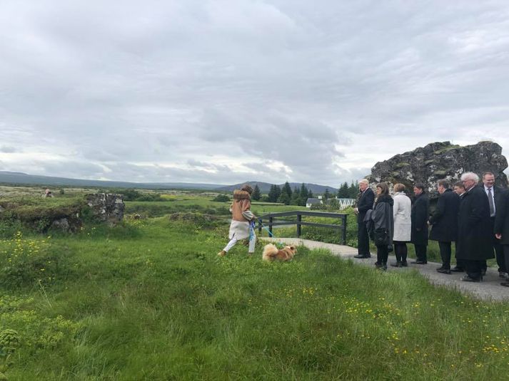 Dorrit og Mæja sjást hér á Þingvöllum ásamt hópi fyrirmenna sem hinkruðu eftir þeim.