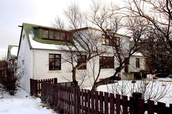 Konan var tekin uppi á þaki Konukots. Mynd/ GVA.