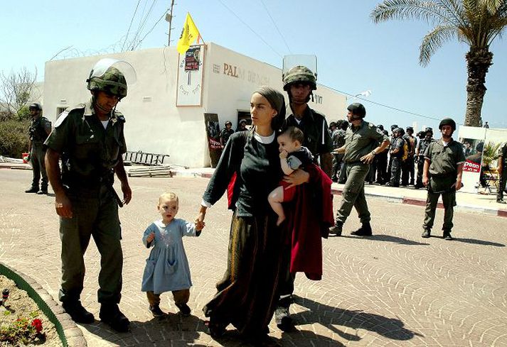 Við Landamærin í Gaza. Landamæraverðir eru heldur harðir á Gaza og verða margir frá að hverfa þó þeir hafi lögmætt erindi til Gaza. Sveinn Rúnar fékk að bíða í sex klukkustundir en kollegi hans ellefu.
