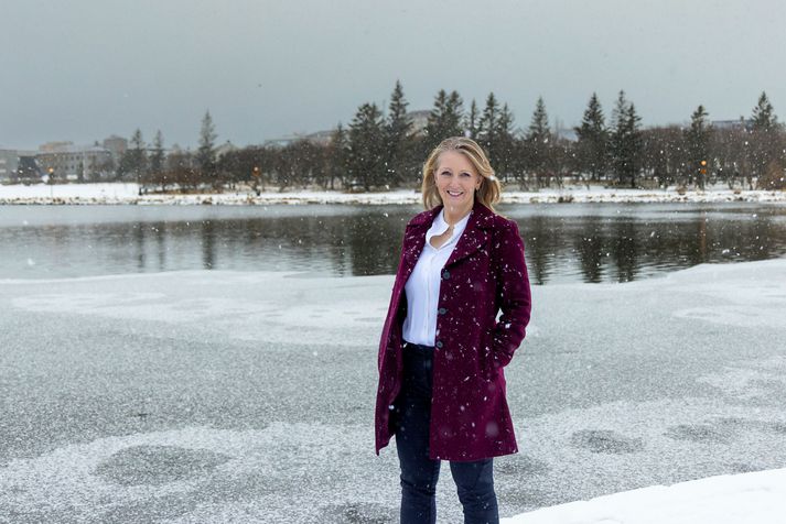Lilja Björk Einarsdóttir bankastjóri Landsbankans heldur í þá hefð að senda alltaf jólakort með mynd af fjölskyldunni eða börnum. Sjálf á hún öll jólakort með myndum sem hún hefur fengið í gegnum tíðina. Hvert og eitt einasta. Lilja kúrir lengur um helgar nema þegar snjóar vel í Bláfjöllum: Þá er brunað upp í fjall að skíða.
