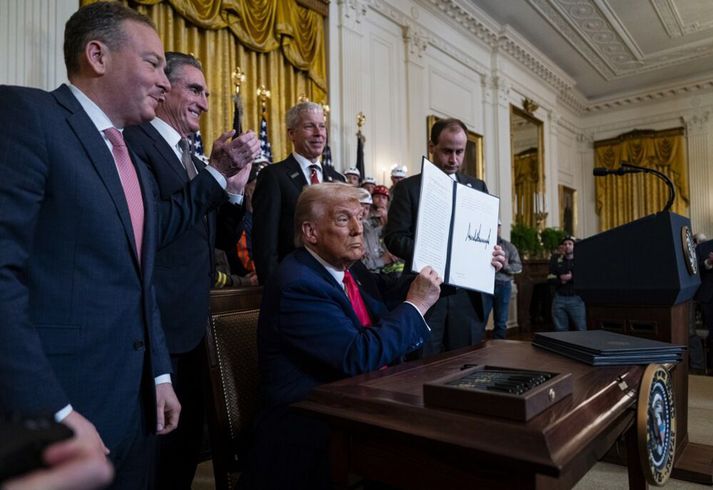 Trump þegar hann skrifaði undir tilskipun um aukna kolavinnslu til að knýja gagnaver í fyrra. Lengst til vinstri er Lee Zeldin, forstjóri Umhverfisstofnunar Bandaríkjanna, hýr á brá.