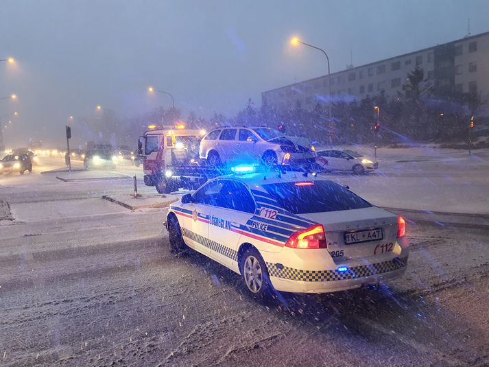 Um tíuleytið í morgun varð árekstur tveggja fólksbíla á gatnamótum Háaleitisbrautar og Kringlumýrarbrautar.