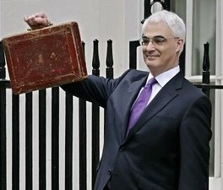 Alistair Darling heldur á tösku fjármálaráðherra á tröppum ráðuneytis síns á Downing stræti 11.