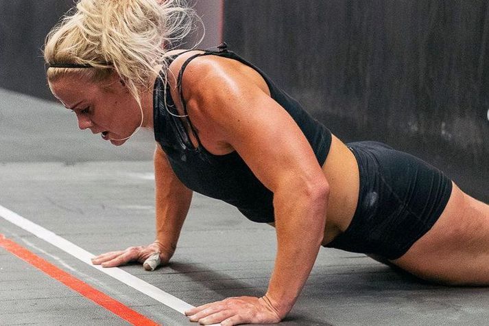Sara Sigmundsdóttir sést hér gera æfinguna í 22.1 sem var fyrsti hlutinn af undankeppninni fyrir heimsleikana í CrossFit.