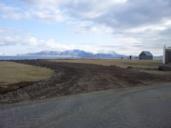 Bygggarðstangi er við hákarlaskúrinn, norðan megin á Nesinu.