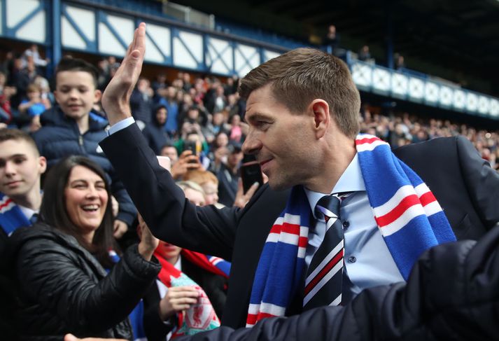 Gerrard heilsar stuðningsmönnum Rangers.