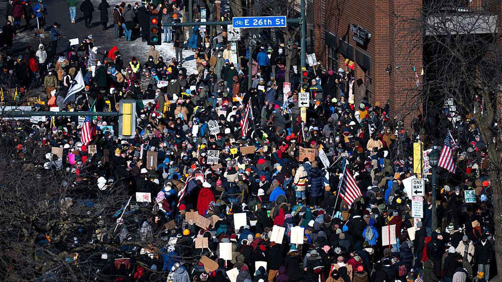Morðið á Pretti gagn­rýnt úr ó­lík­legustu áttum
