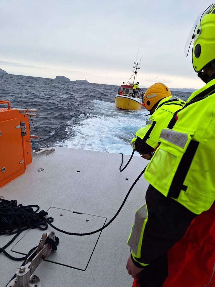 Áhöfn varðskipsins Þórs aðstoðar strandveiðimann á bát sínum utan við Vestmannaeyjar í morgun.