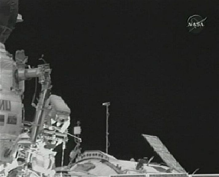 Með einbeitingu má sjá geimgolfarann í neðra horninu til vinstri.