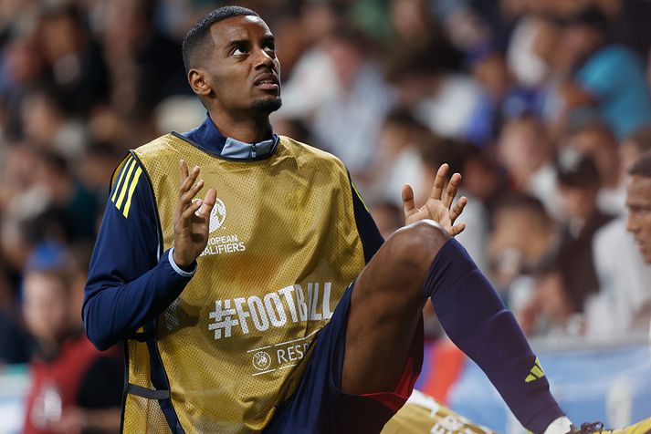 Alexander Isak hitar upp á hliðarlínunni í leik Svía gegn Slóvenum en hann kom ekkert við sögu í leiknum. Fara þarf sparlega með hann eftir langt hlé frá leikjum.