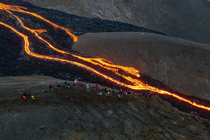 Hraunbreiðan stækkar hægt og bítandi.