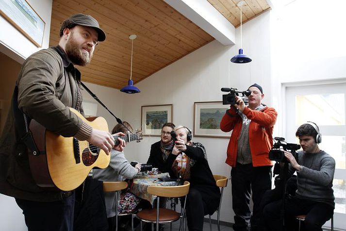 Mugison ætlar að búa til tónlist í skúr á bryggjunni.