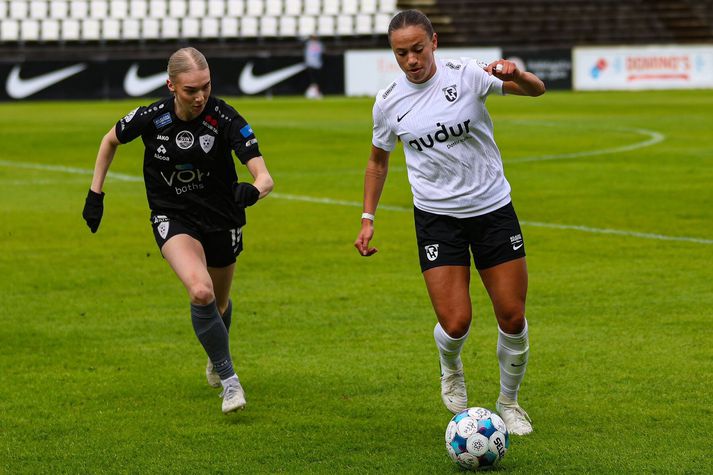 Björg Gunnlaugsdóttir reynir hér að vinna boltann í leik á móti FH í Bestu deildinni í sumar.