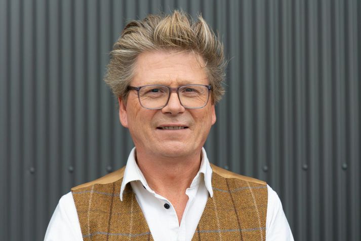 Eírkur Bergmann segir popúlista fyrst benda á utanaðkomandi ógn, svo ásaka þeir innlenda elítu um að svíkja þjóðina í hendur hinnar utanaðkomandi ógnar og svo stilla þeir sjálfum sér fram sem vörninni gegn hvoru tveggja.