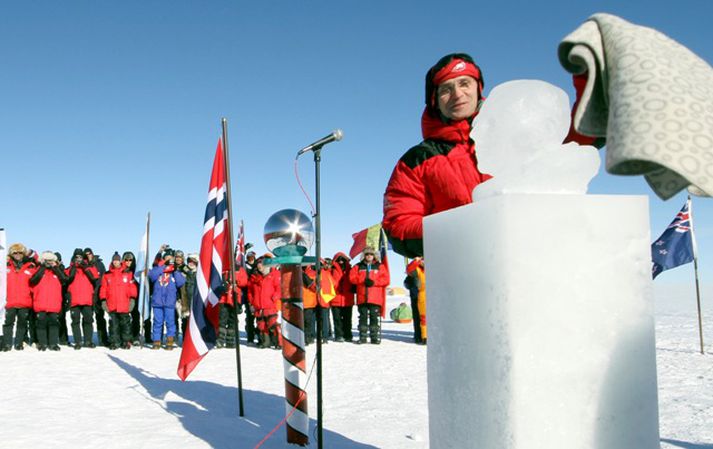 Jens Stoltenberg afhúpar brjóstmynd af Roald Amundsen.