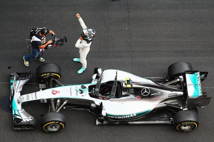 Mercedes gerði afdrifarík mistök í dag sem færðu Rosberg 25 stig á kostnað Hamilton.