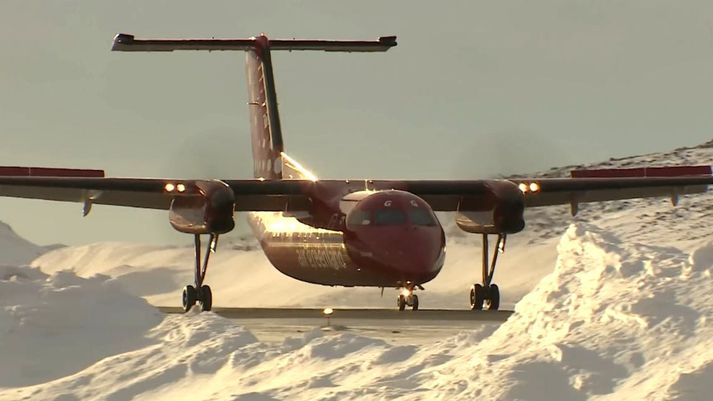Dash 8-flugvél Air Greenland á flugvellinum í Nuuk.