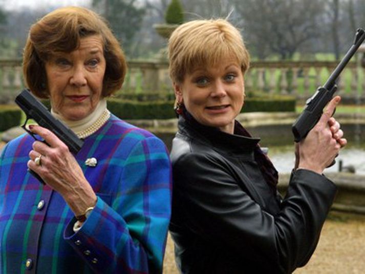 Fyrri og seinni Moneypenney saman í myndatöku árið 2001. Louis Maxwell og Samantha Bond.