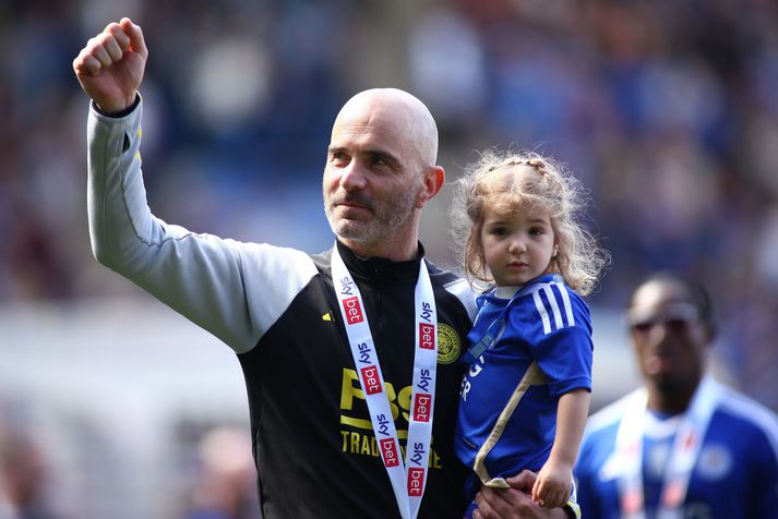 Enzo Maresca fagnar hér sigri Leicester City í ensku b-deildinni á dögunum ásamt ungri dóttur sinni.