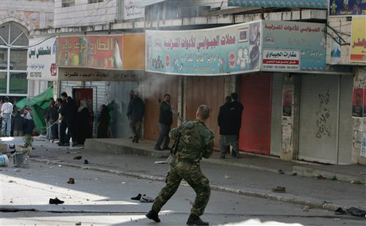 Liðsmaður í Fatah-hreyfingunni skýtur af byssu sinni á Hamas-liða í Ramallah á Vesturbakkanum í morgun.