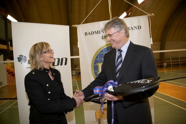 Sigríður Guðbjörg Bjarnadóttir, formaður Badmintonsambands Íslands, og Guðmundur Hauksson, forstjóri SPRON, handsala samninginn. Guðmundi þáði forláta badmintonspaða að gjöf frá Badmintonsambandinu í tilefni dagsins.