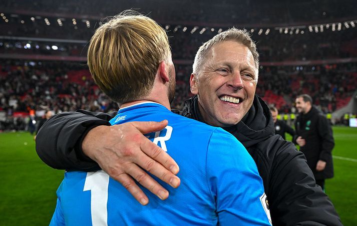 Heimir Hallgrímsson og markvörðurinn Caoimhin Kelleher féllust í faðma eftir að Írland komst áfram í HM-umspilið.