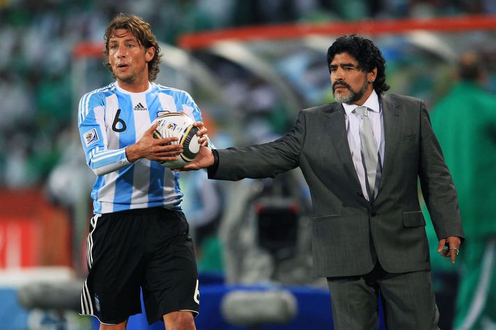 Heinze á dögum sínum sem leikmaður ásamt Diego Maradona, þáverandi þjálfara Argentínu, á HM 2010.
