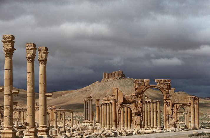 Bardagar eru nú sagðir geisa við rústirnar í Palmyra.