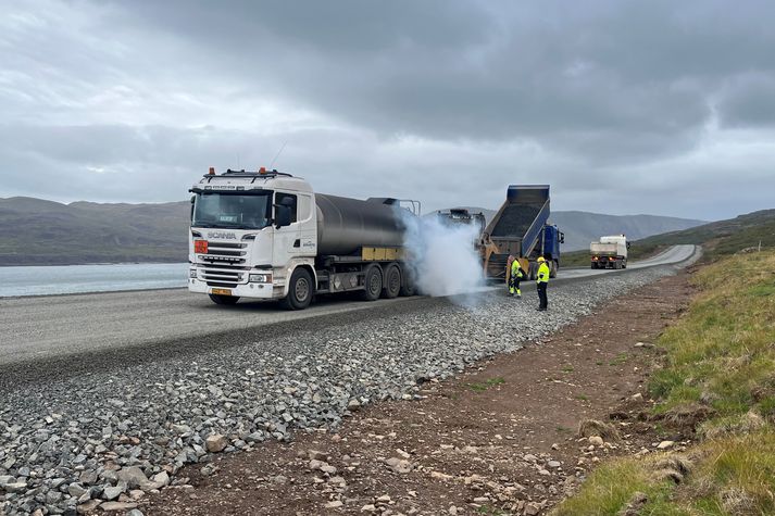 Úr Þorskafirði í dag, Klæðningarflokkur Borgarverks leggur bundið slitlag á fyrsta kaflann.