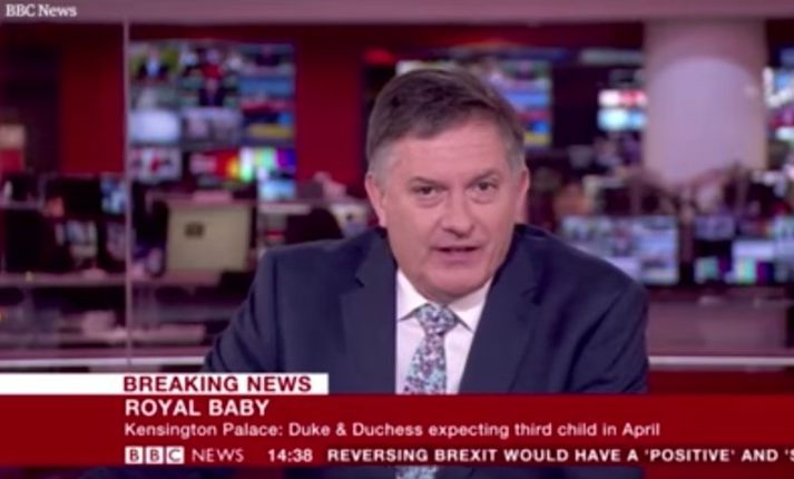 Fréttaþulurinn Simon McCoy rataði sjálfur í fréttirnar í dag í annað skipti vegna frásagnarstíls.