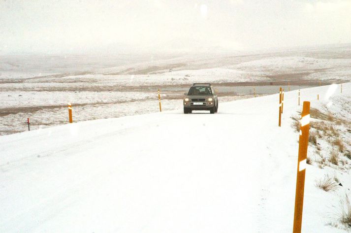 Holtavörðuheiðin er  lokuð en hægt er að fara hjáleið um Laxárdalsheiði og Bröttubrekku en að þar sé þæfingsfærð.