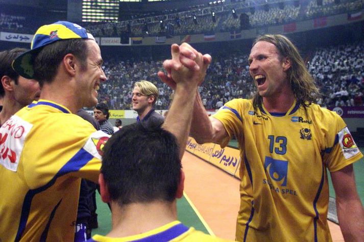 Svíar fagna hér HM-gulli árið 1999. Tomas Sivertsson og Staffan Olssson.