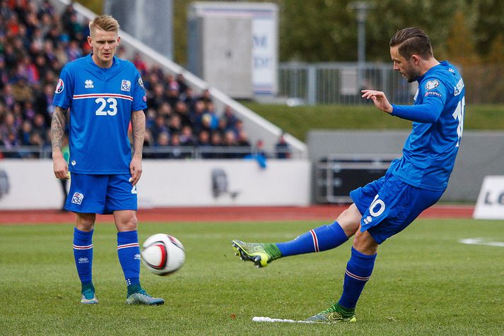 Gylfi Þór Sigurðsson tekur spyrnuna sem skilaði fyrra marki Íslands gegn Lettlandi.