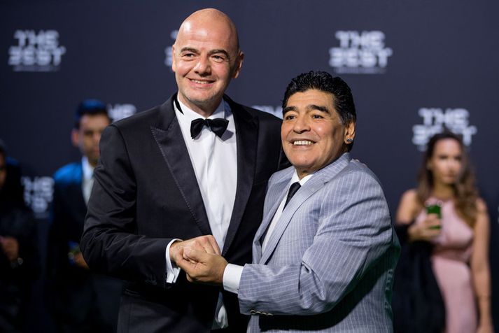 Gianni Infantino, forseti FIFA, og Maradona á athöfninni í gær.