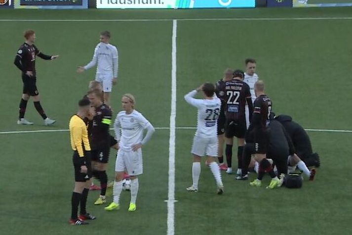 Stefán Árni Geirsson lá óvígur eftir meiðslin í gær og mönnum var skiljanlega brugðið.