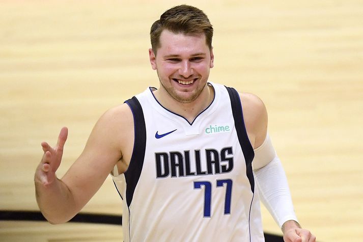 Luka Doncic hefur ástæðu til að brosa eftir frábæra byrjun Dallas Mavericks í úrslitakeppninni.