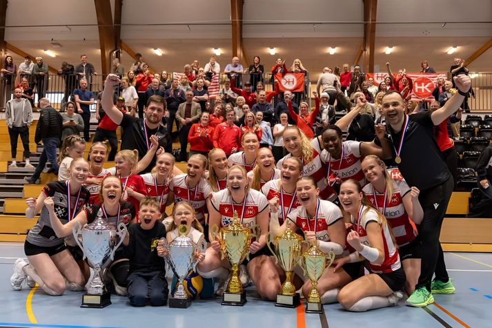 HK-konur unnu allt sem hægt er að vinna í vetur og eru hér með bikarana sína í gærkvöld.