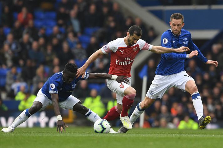 Henrikh Mkhitaryan í baráttunni við Gylfa Þór Sigurðsson í leik Arsenal og Everton.