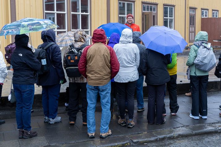 Gera má ráð fyrir að hiti verði á bilinu átta til tuttugu stig, hlýjast austantil.