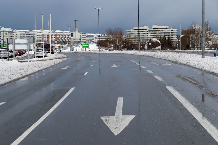 Það voru fáir á ferli á Suðurlandsbrautinni á fyrsta degi samkomubannsins á mánudag. Margir hafa breytt vinnufyrirkomulagi sínu vegna kórónuveirufaraldursins.