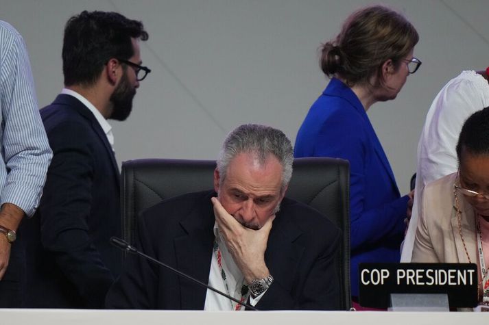 André Correa do Lago, forseti COP30-ráðstefnunnar, íhugull fyrir allsherjarfund á laugardag. Hann þurfti að miðla málum hægri vinstri til þess að klambra saman lokaályktun ráðstefnunnar um helgina.