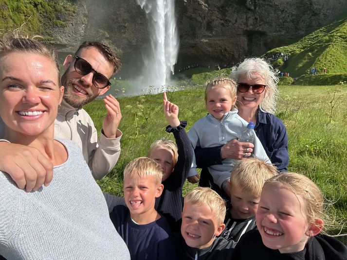 Heiðrún Kristmundsdóttir með fjölskyldunni á ferðlagi.