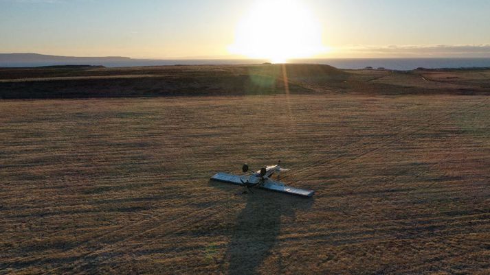 Grassvæðið sem mennirnir notuðu til lendinganna er um 250 metra langt og hafði flugmaðurinn notað um 100 metra til lendingar þegar flugvélin steyptist á hvolf.