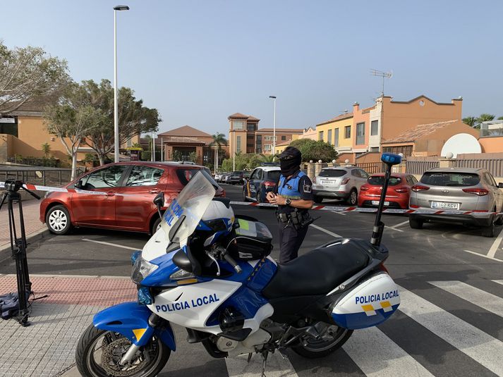 Lögregluþjónn stendur vörð fyrir utan Costa Adeje Palace-hótelið á Tenerife í morgun.