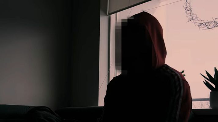 Ungur maður frá Akureyri hefur verið á biðlista eftir meðferð í fjóra mánuði. Hann segist vonast til að lifa biðina af. 