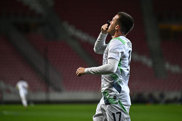 Jack Moyland kyssti sorgarbandið sitt þegar hann skoraði þriðja mark Írlands.
