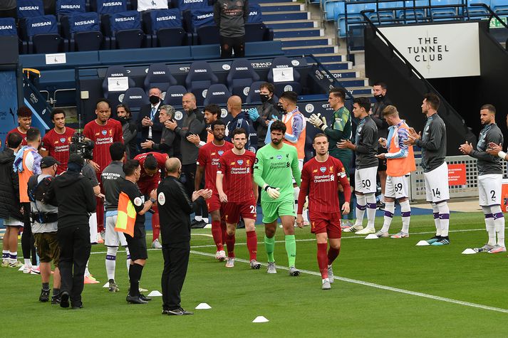 Leikmenn Manchester City sjást hér standa heiðursvörð fyrir þá nýorðna Englandsmeistara Liverpool á Etihad leikvanginum í júlí 2020 en þá var spilað með enga áhorfendur vegna kórónuveirufaraldursins.