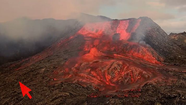 Þarna sést göngumaðurinn hlaupa undan glóandi hrauninu eftir að hann gekk upp á gíginn.