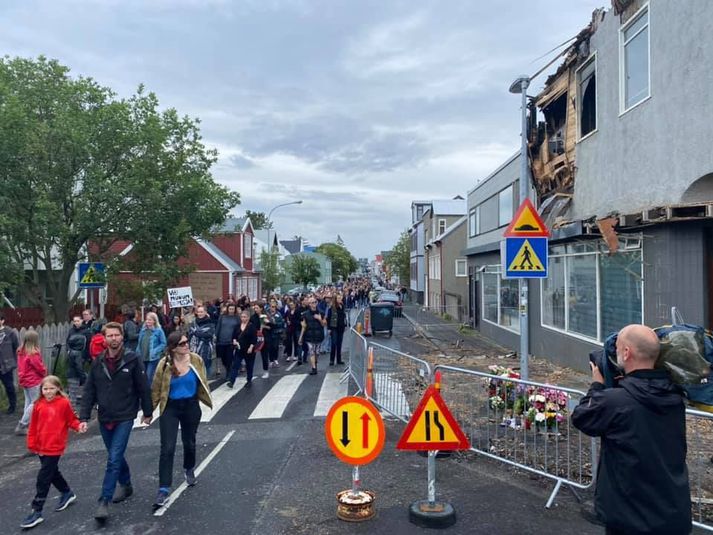 Um þrjú hundruð gengu frá Austurvelli að Bræðraborgarstíg 1 til að minnast þriggja einstaklinga sem létust í brunanum á fimmtudag.