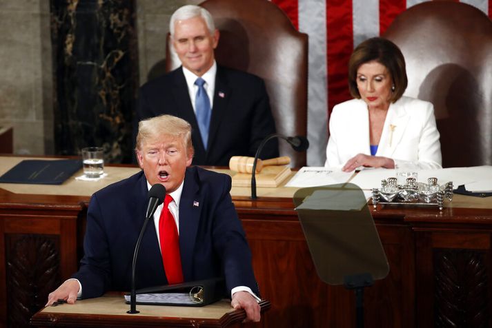 Donald Trump Bandaríkjaforseti flutti stefnuræðu sína í gær. Mike Pence varaforseti og Nancy Pelosi, forseti fulltrúadeildarinnar fylgjast með.